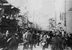 昭和29年 市制祝賀で賑わう駅前